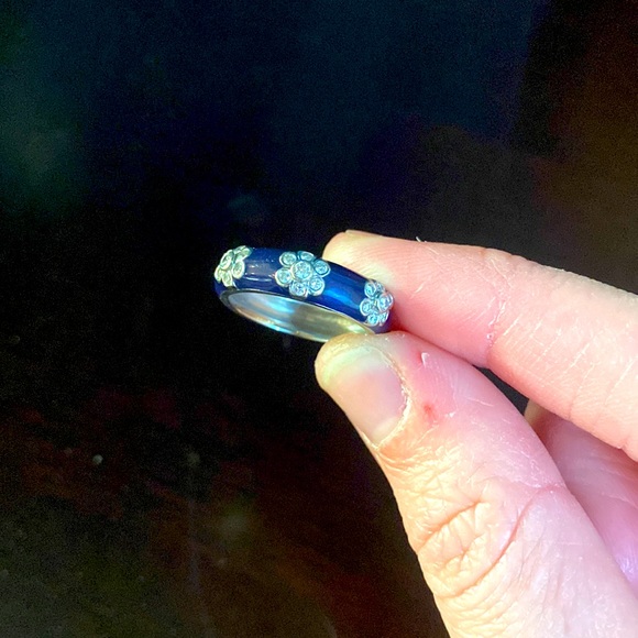 18K bezel set diamond flower ring by Hidalgo. - Picture 2 of 3